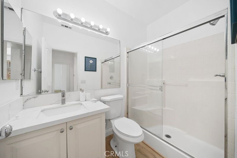 327 N Mariposa Privado