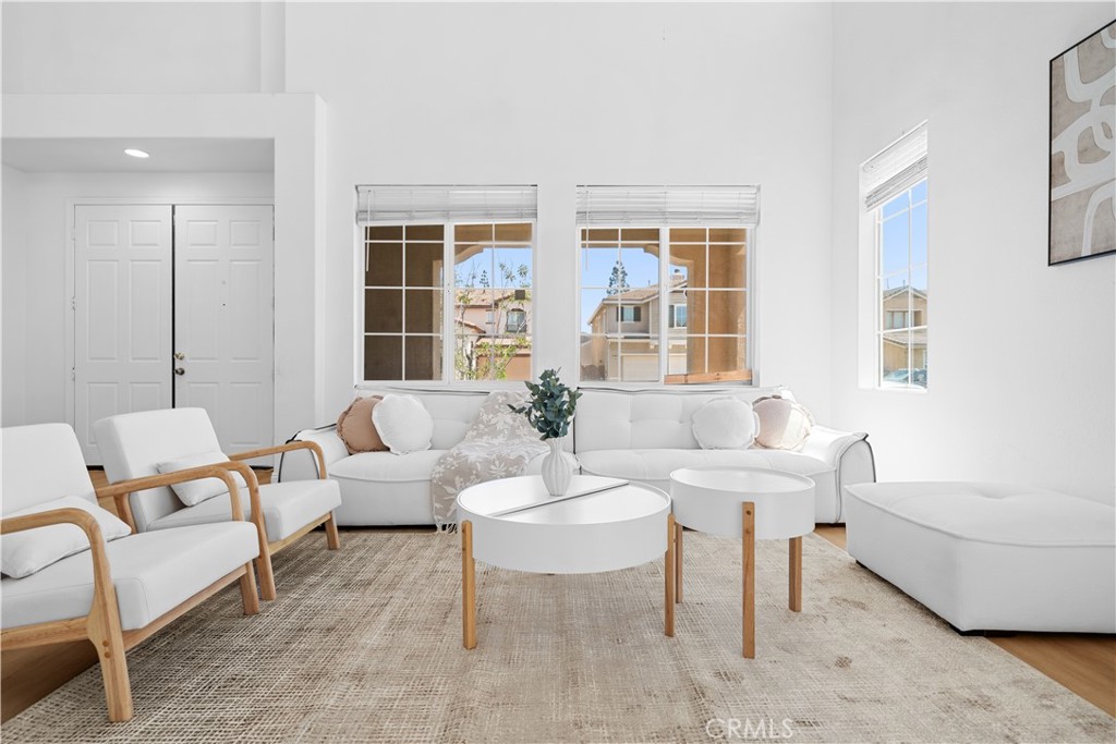 327 N Mariposa Privado