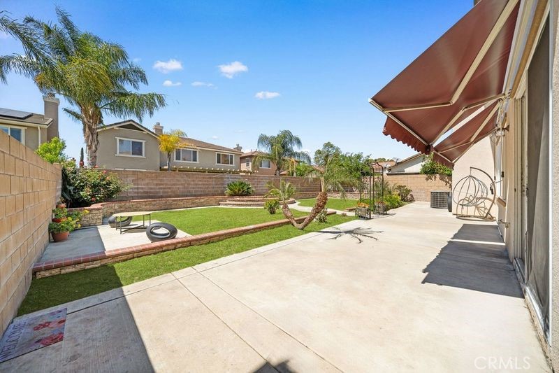 327 N Mariposa Privado