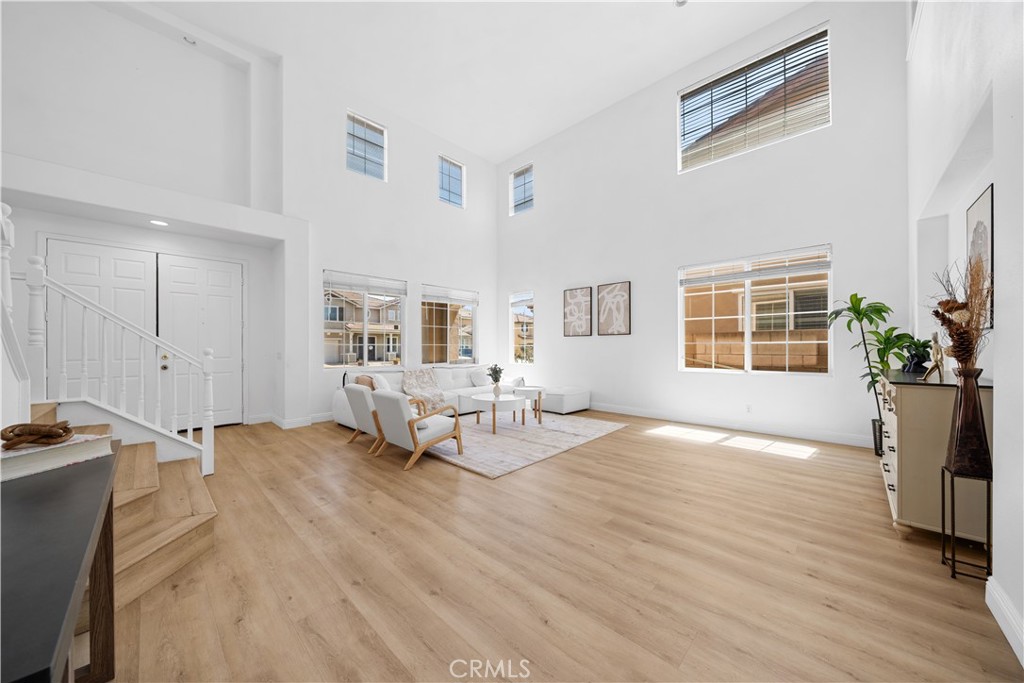 327 N Mariposa Privado