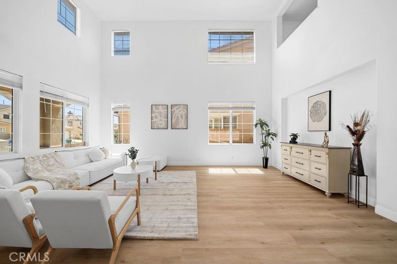 327 N Mariposa Privado