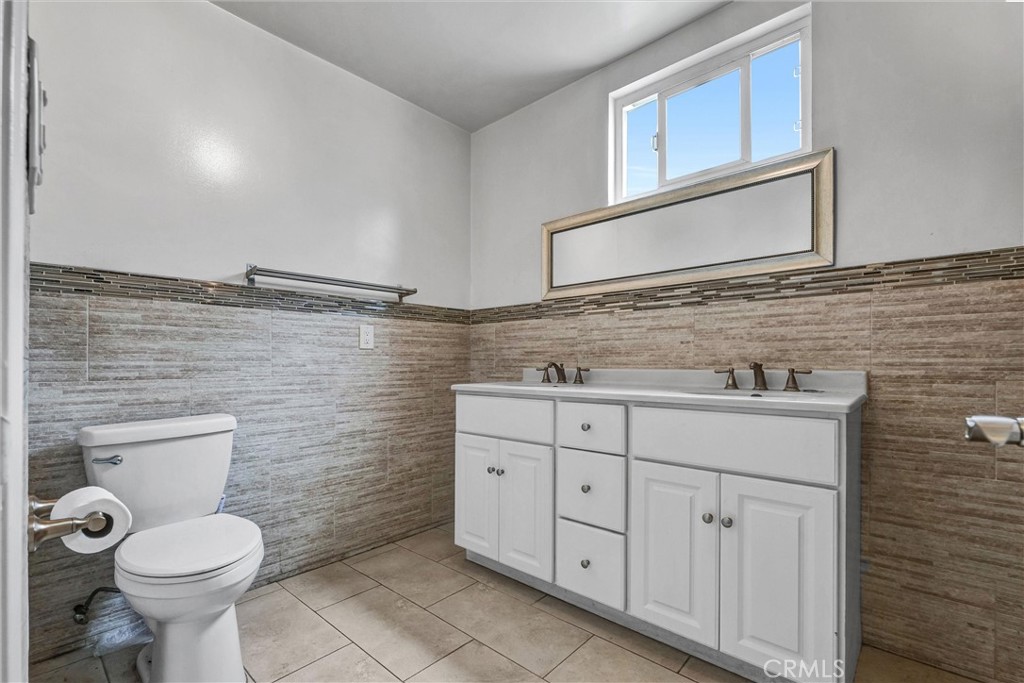 812 El Mercado Avenue