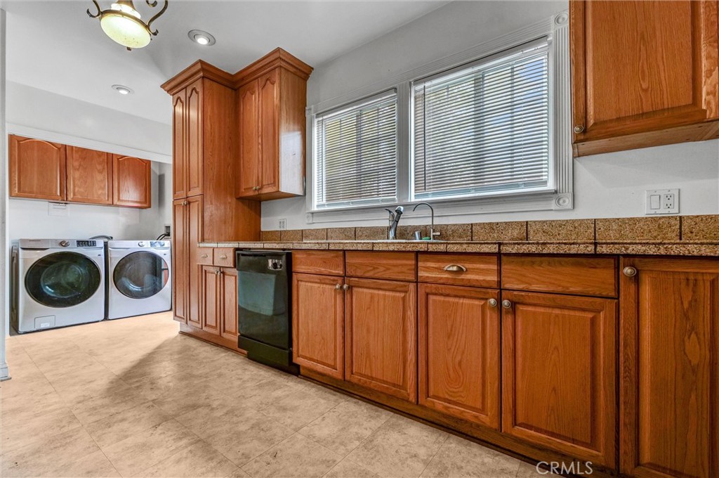 812 El Mercado Avenue