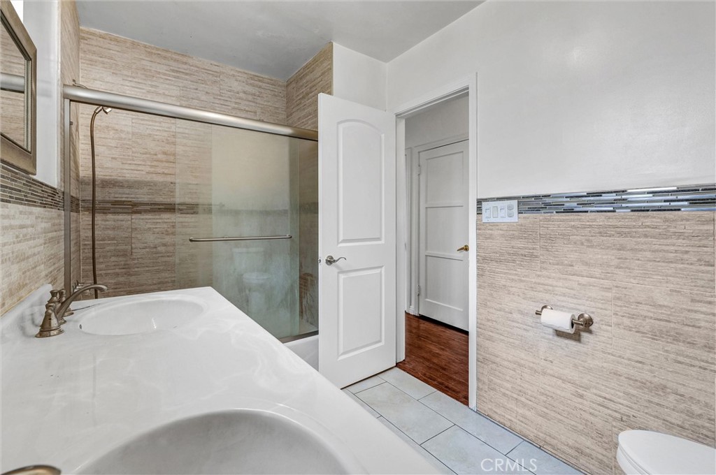 812 El Mercado Avenue