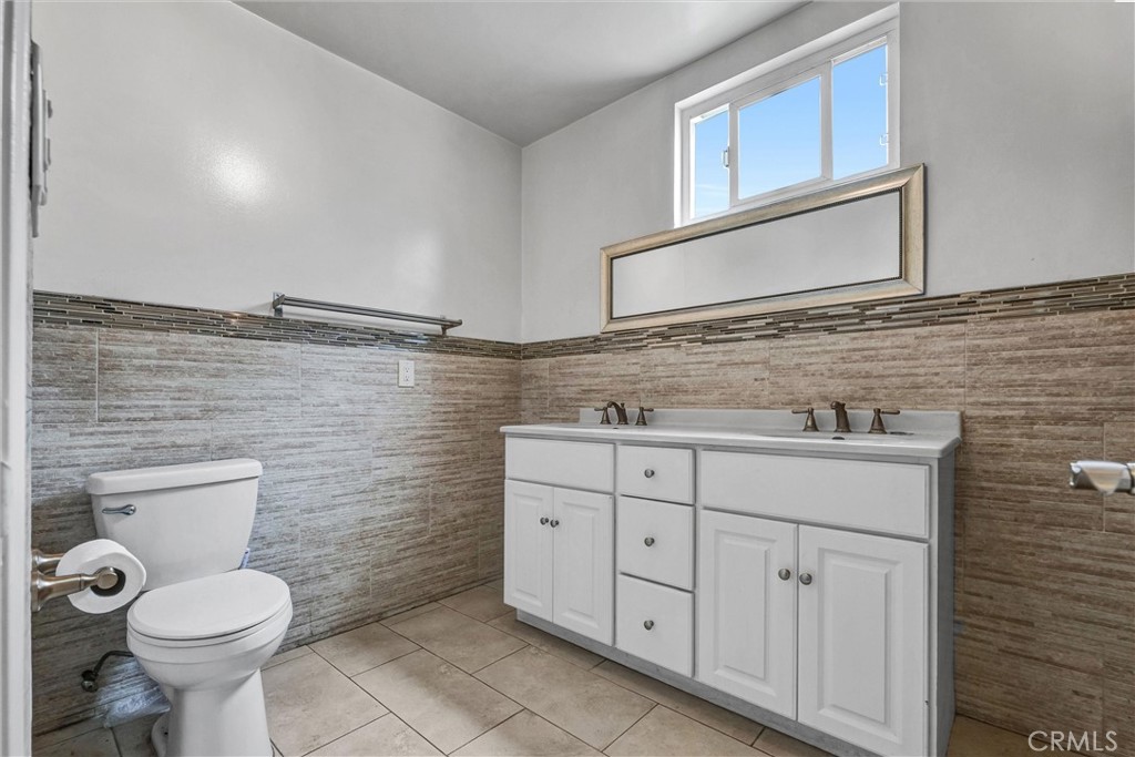 812 El Mercado Avenue