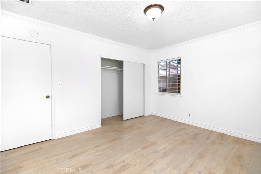 1037 E Grovecenter