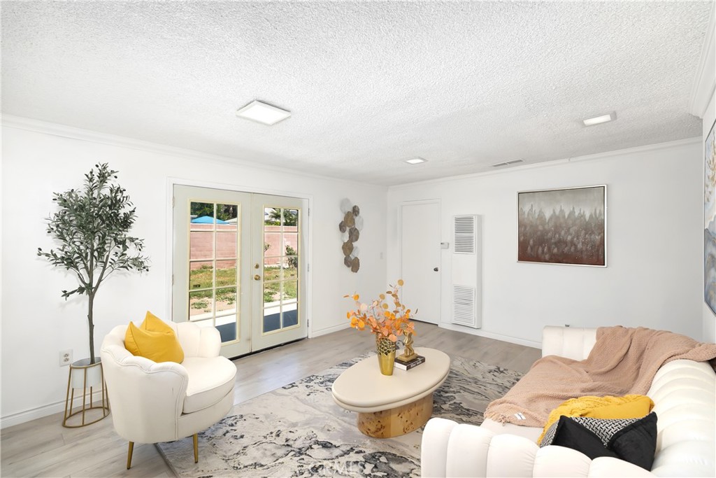 1037 E Grovecenter