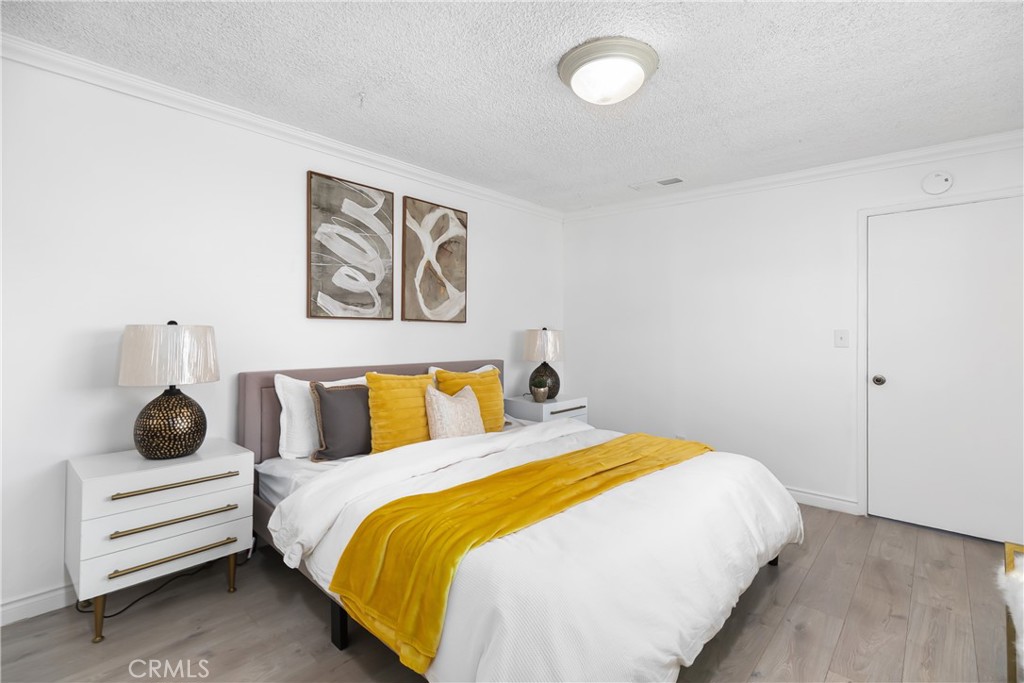 1037 E Grovecenter