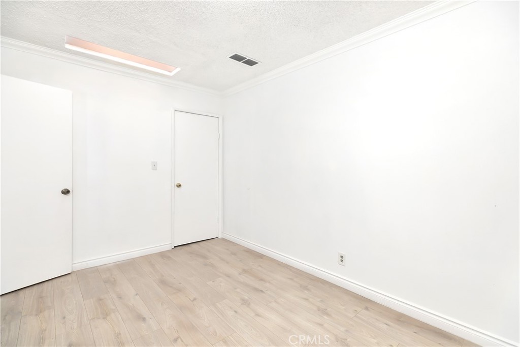 1037 E Grovecenter