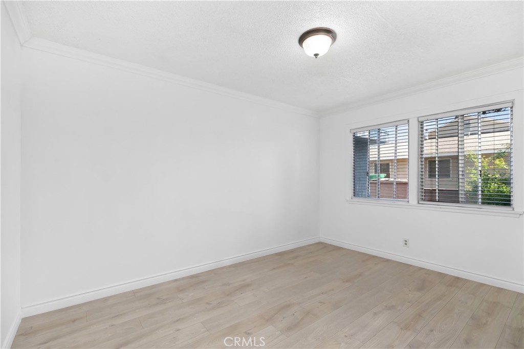 1037 E Grovecenter
