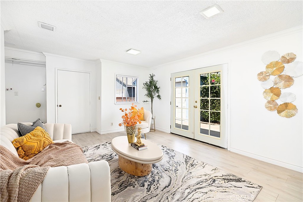 1037 E Grovecenter
