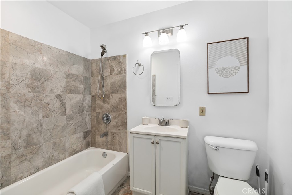 1037 E Grovecenter