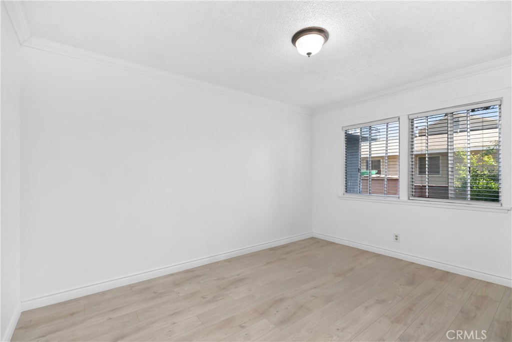 1037 E Grovecenter