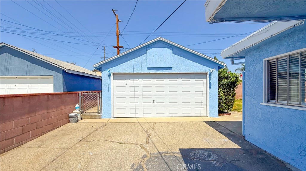 1037 E Grovecenter