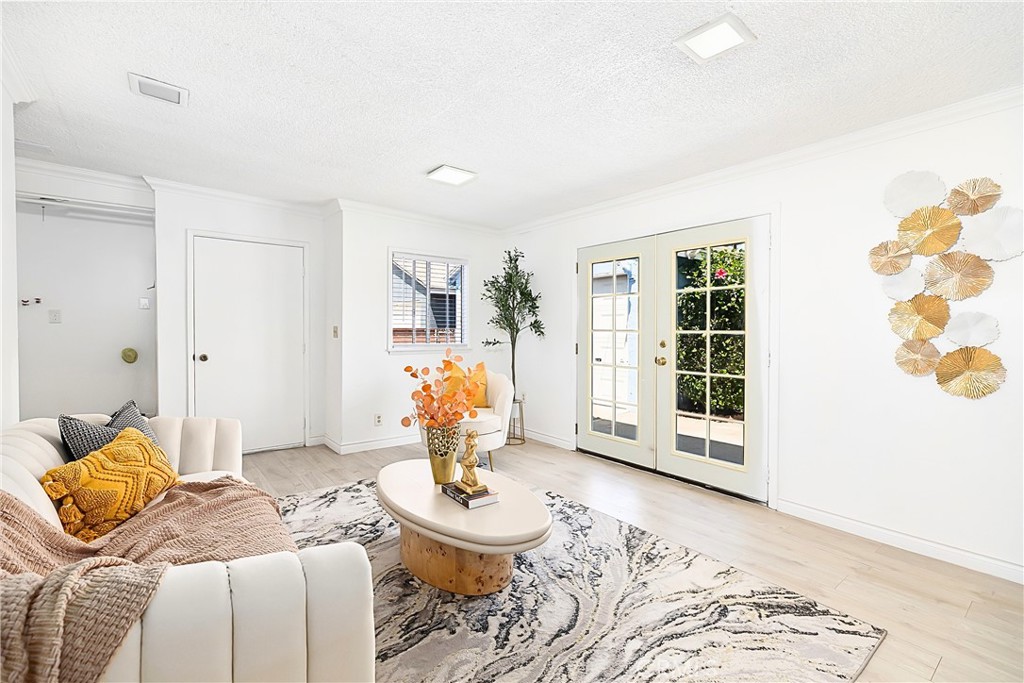 1037 E Grovecenter