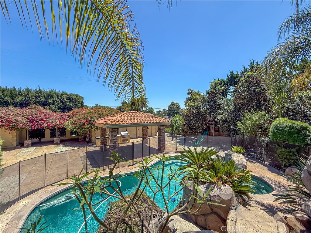 202 W Lemon Avenue
