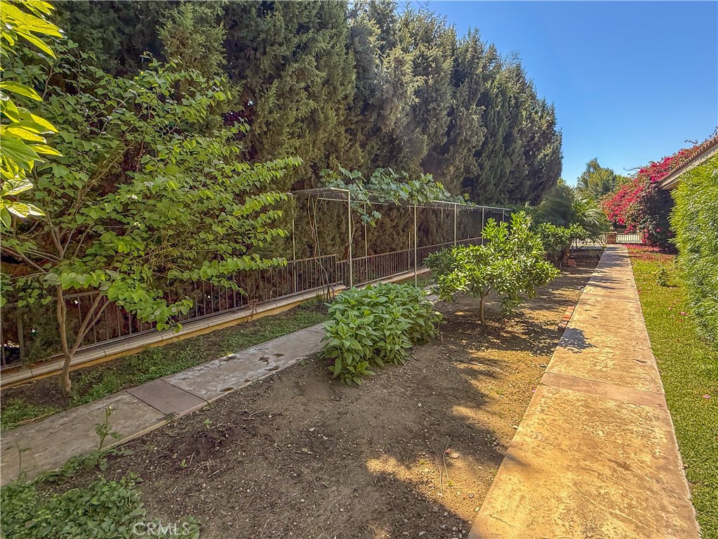 202 W Lemon Avenue