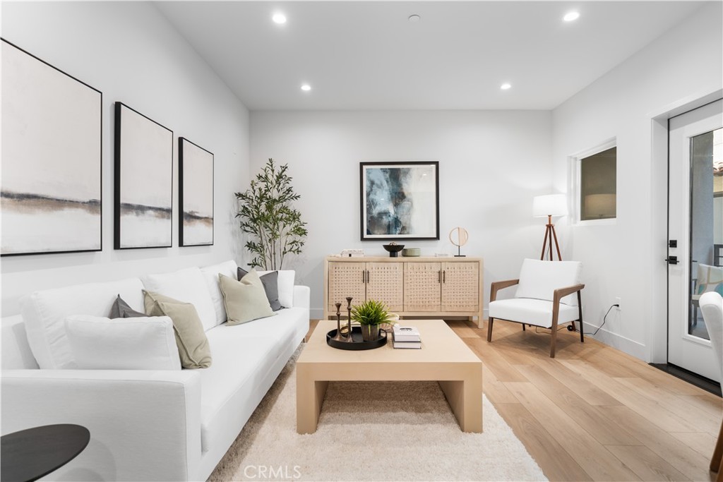 150 S Oak Knoll Avenue 103