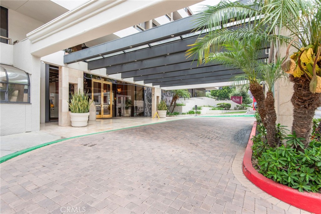 121 S Hope Street 9