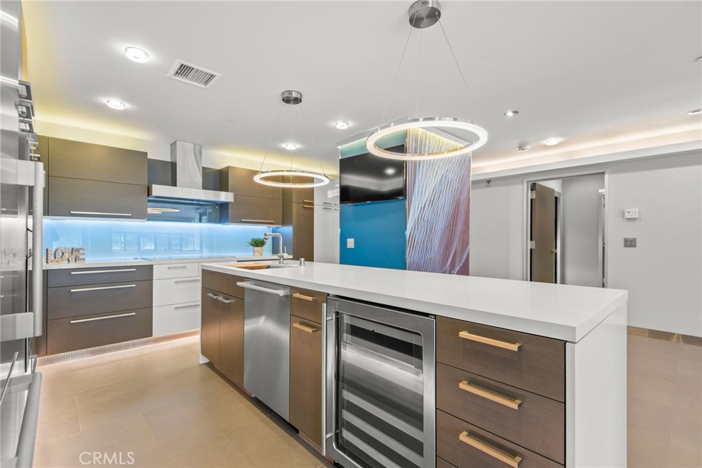 121 S Hope Street 9