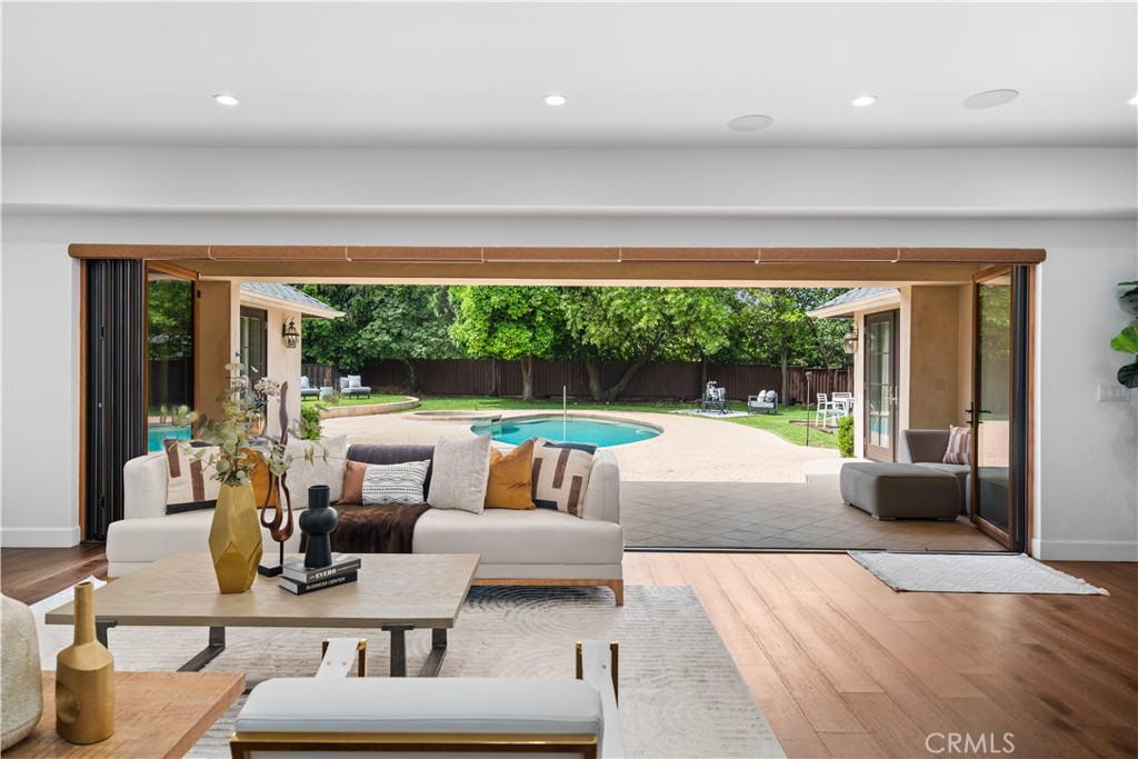 325 W Bellevue Drive