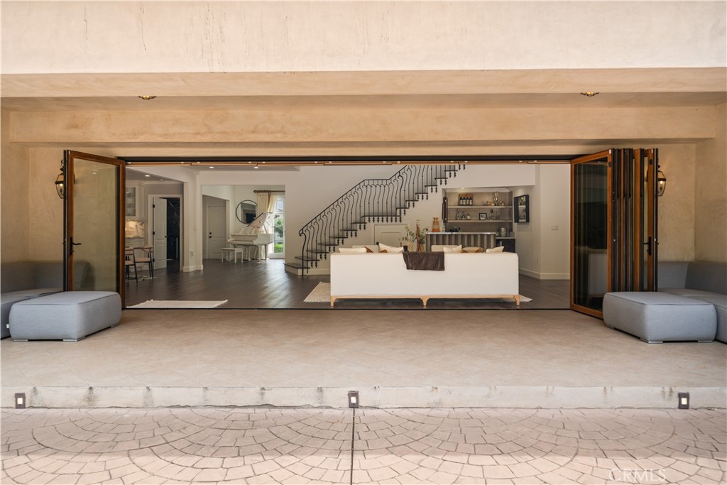 325 W Bellevue Drive