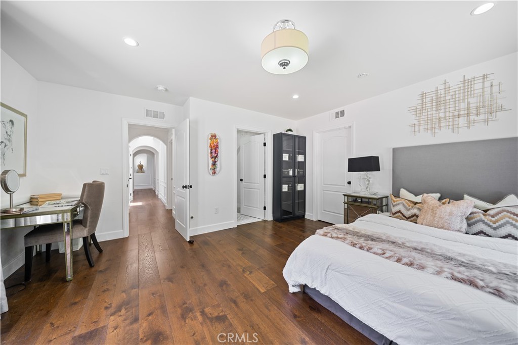 325 W Bellevue Drive