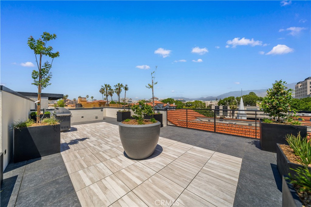 150 S Oak Knoll Avenue 202