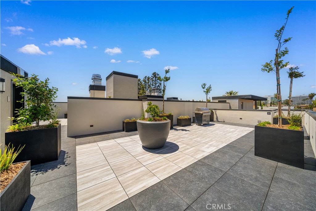 150 S Oak Knoll Avenue 202
