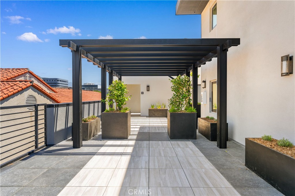 150 S Oak Knoll Avenue 105