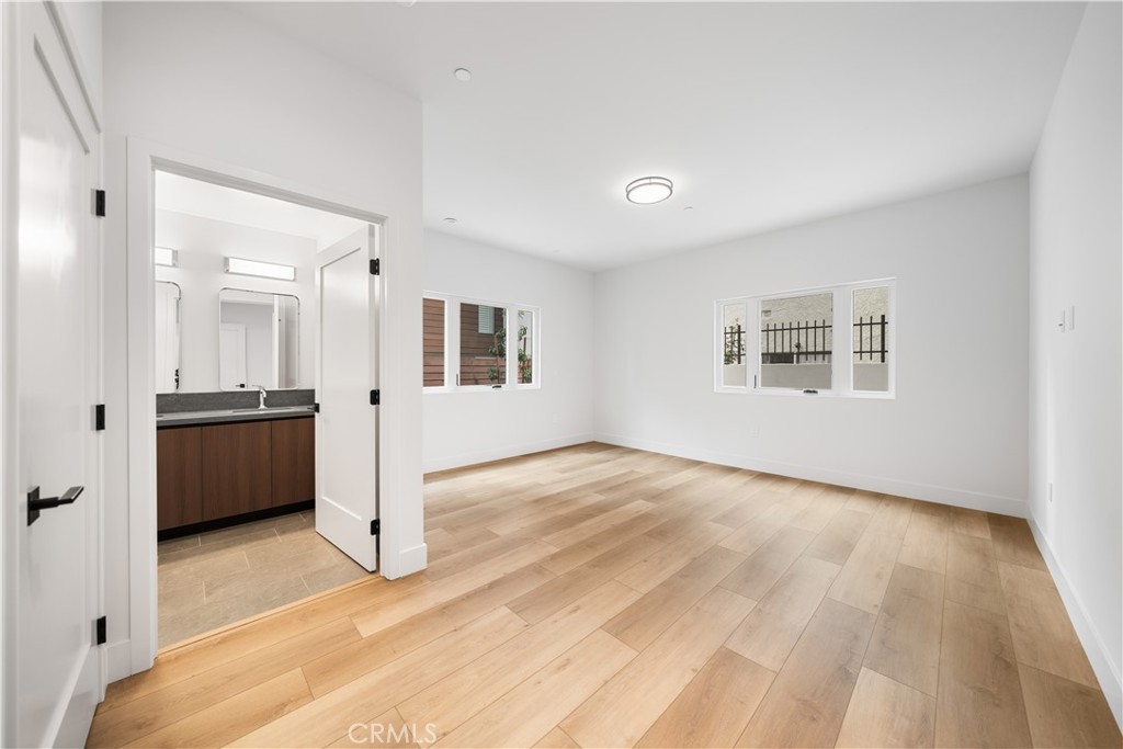 150 S Oak Knoll Avenue 105