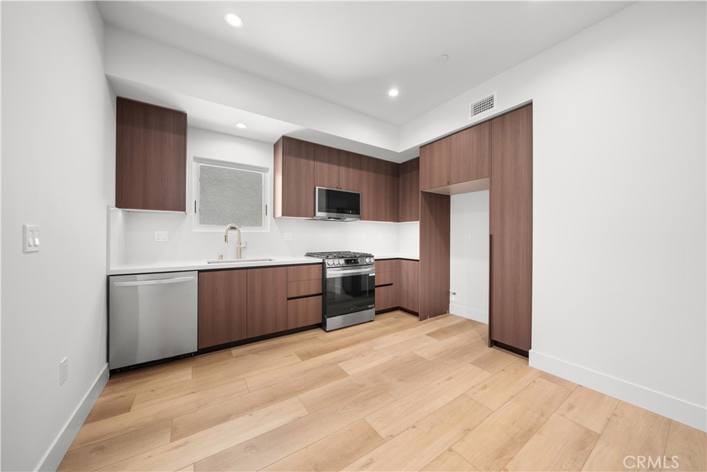 150 S Oak Knoll Avenue 201