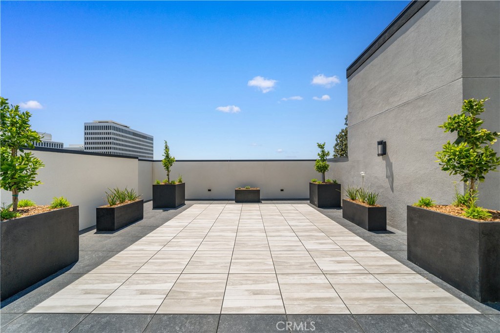 150 S Oak Knoll Avenue 201