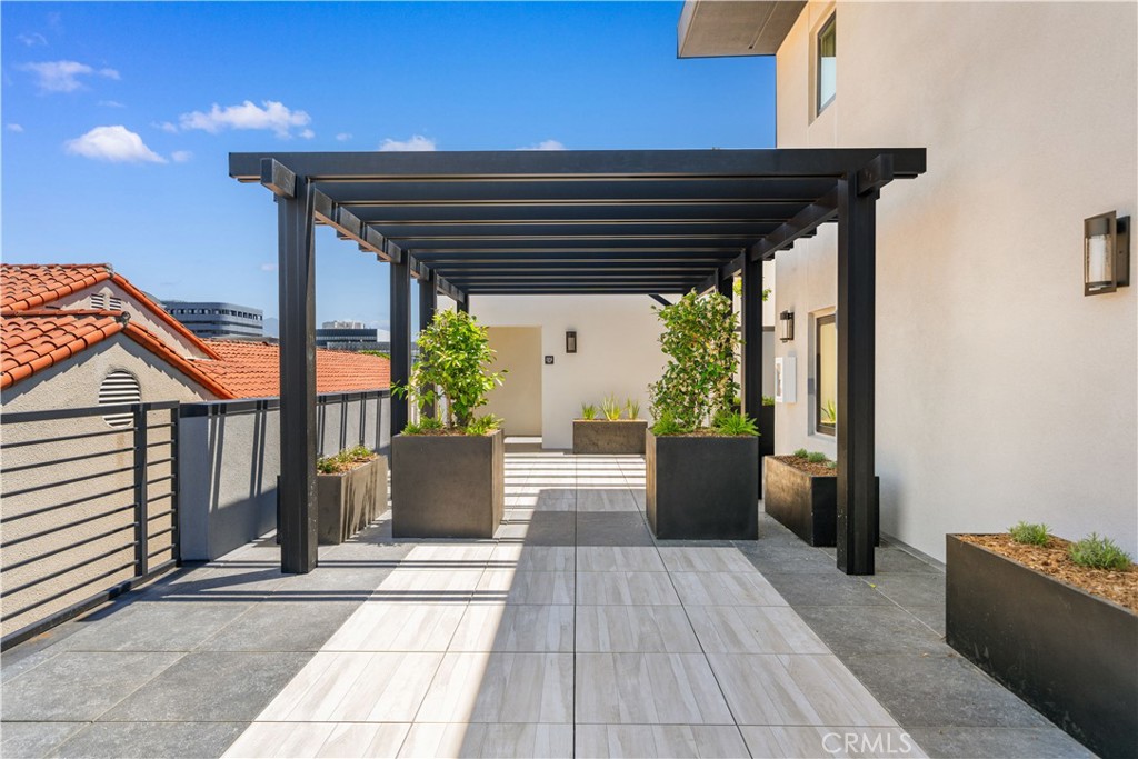 150 S Oak Knoll Avenue 201