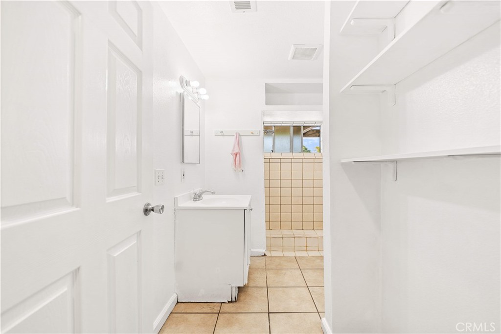 15921 Meadowside Street