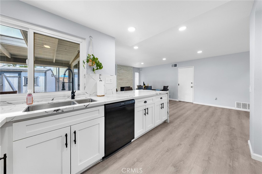 2718 S Sandpiper Avenue