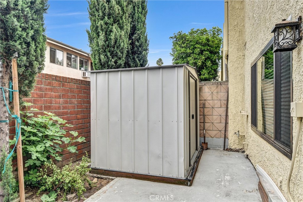 407 W Duarte Road 8