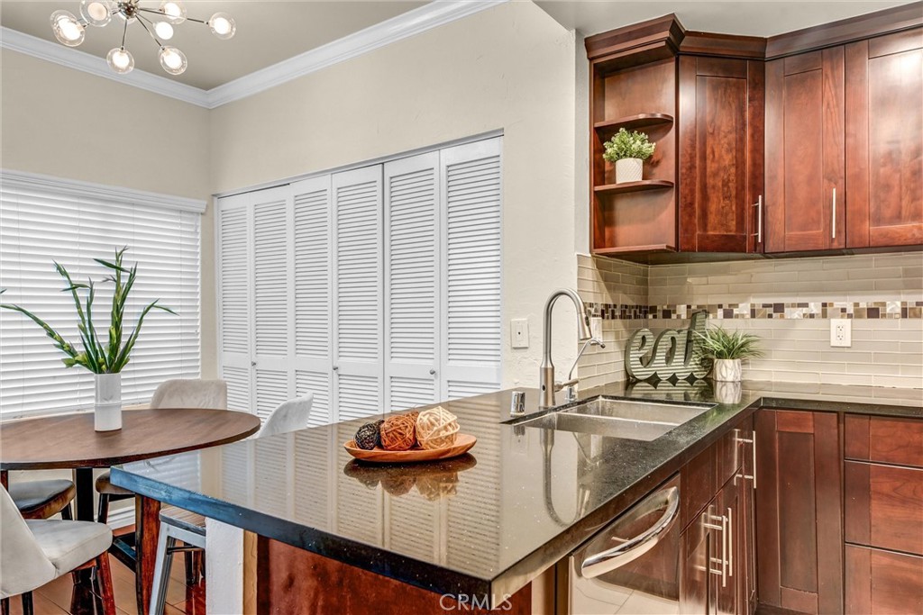 407 W Duarte Road 8
