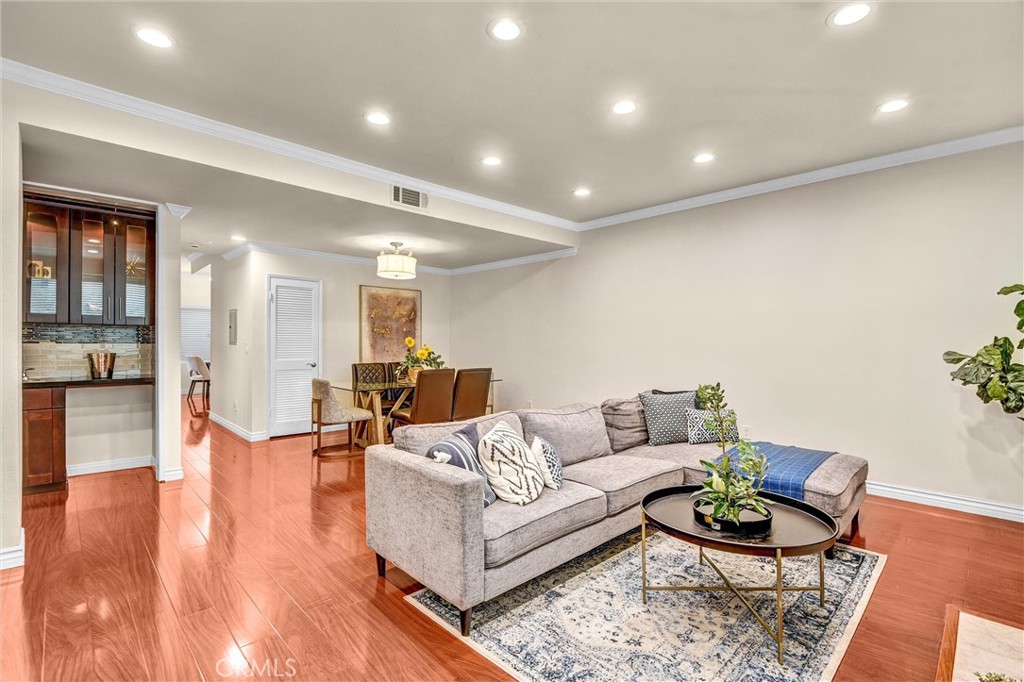 407 W Duarte Road 8