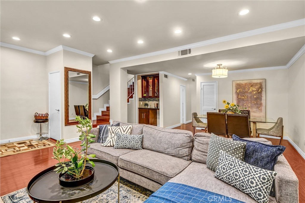 407 W Duarte Road 8