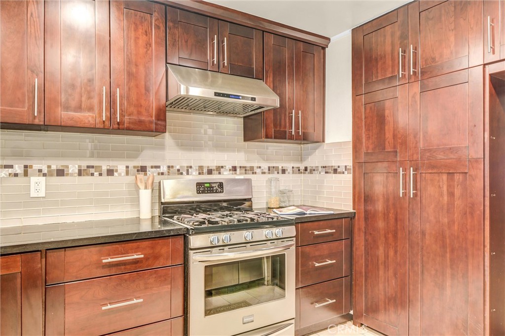 407 W Duarte Road 8