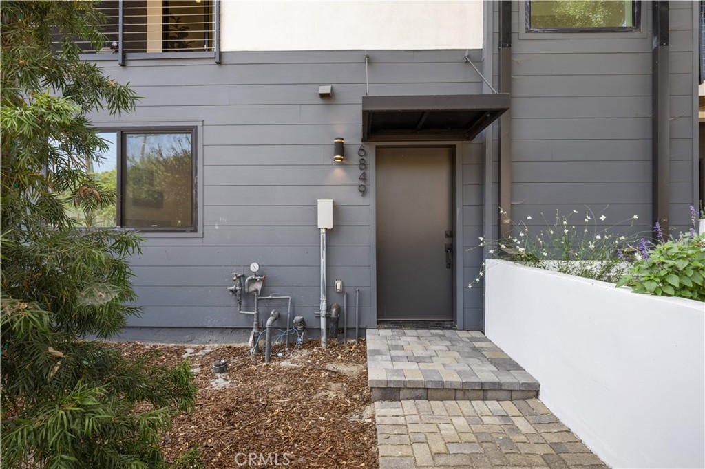 6849 N Figueroa Street