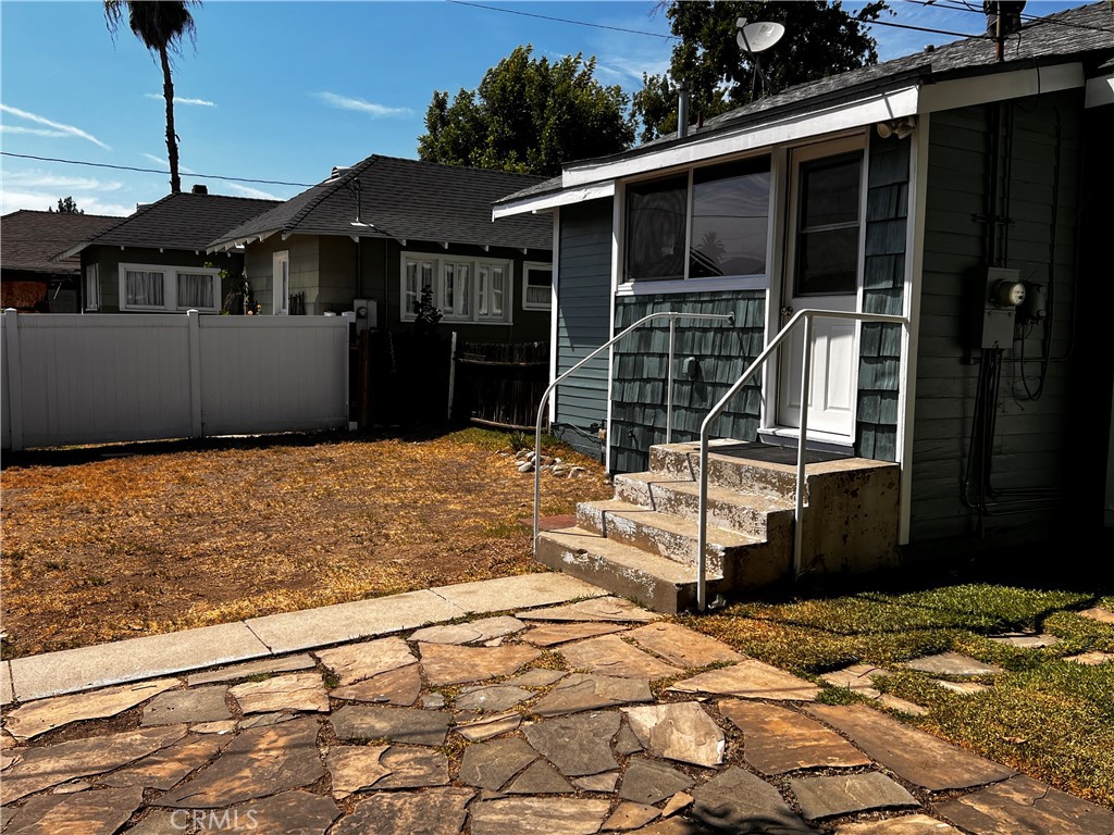 320 W Lemon Avenue