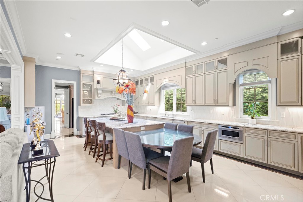 382 W Woodruff Avenue