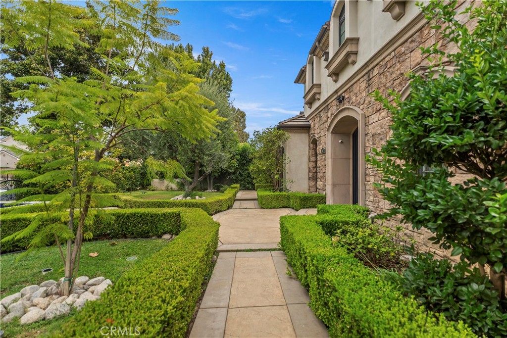 382 W Woodruff Avenue