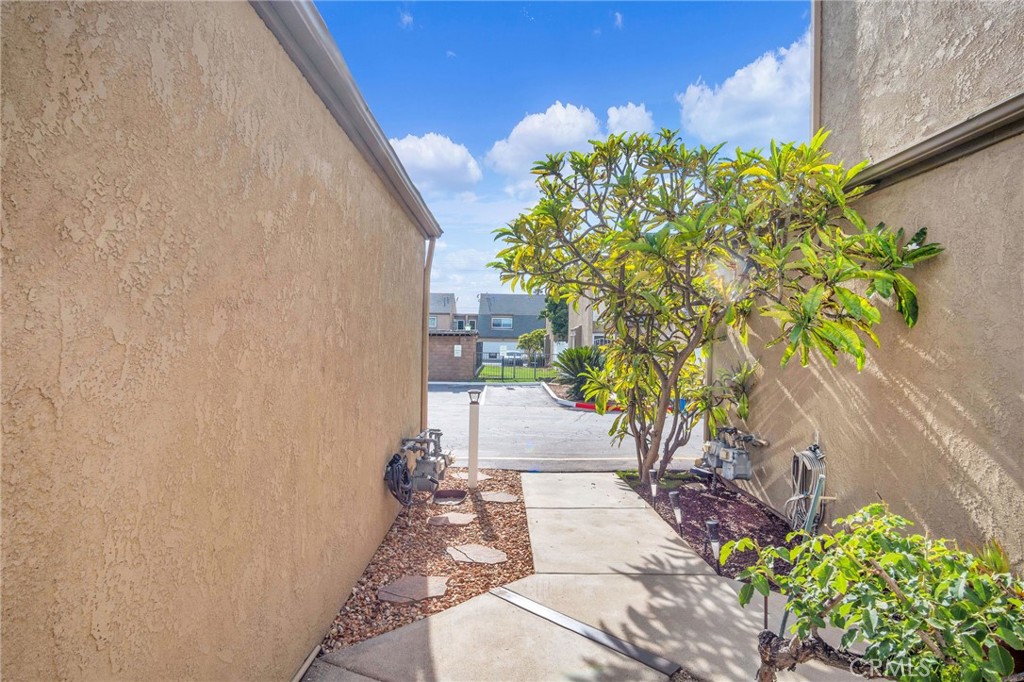 648 S Azusa Avenue 14