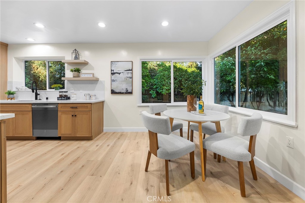 6430 N vista