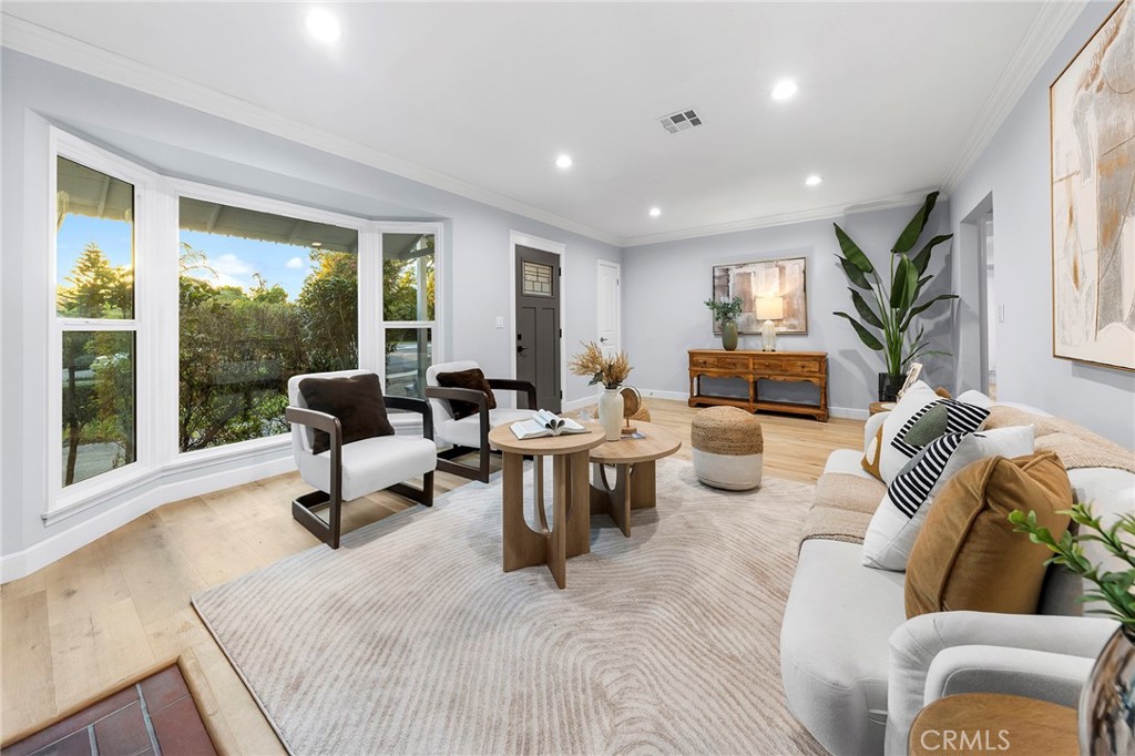 6430 N vista