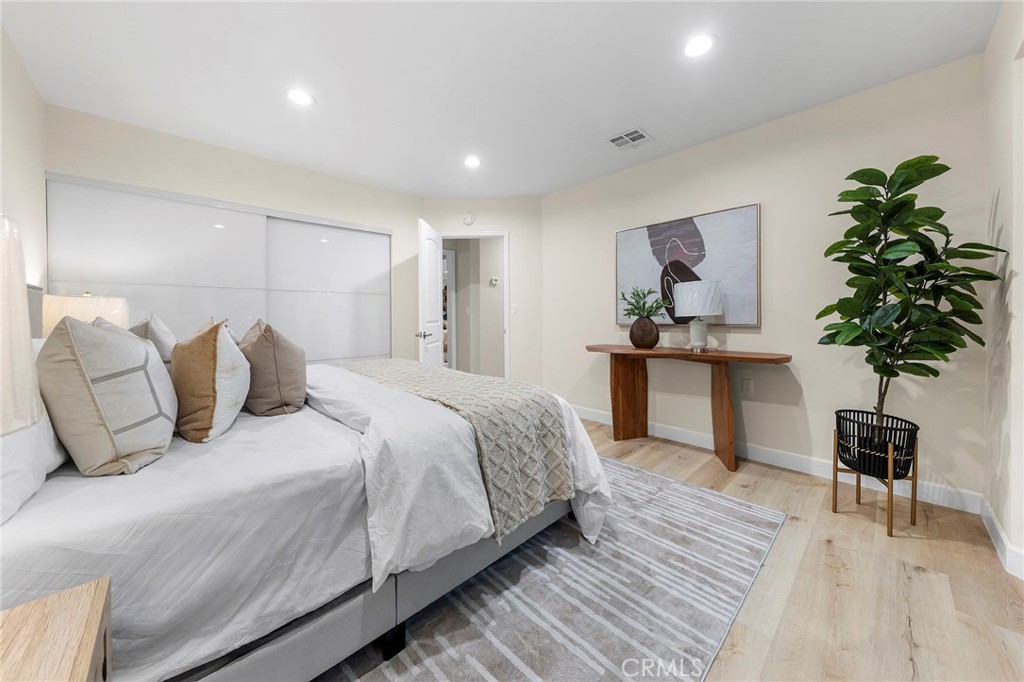 6430 N vista