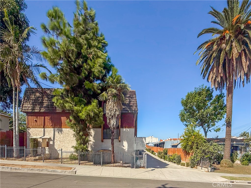 527 Pomelo Avenue E